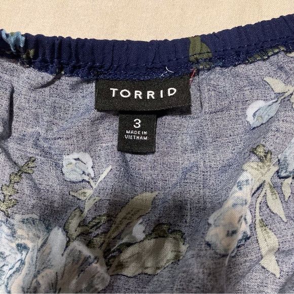 Torrid Gray Viscose Blend Floral Puff Sleeve Blouse with Peplum - Picture 5 of 8